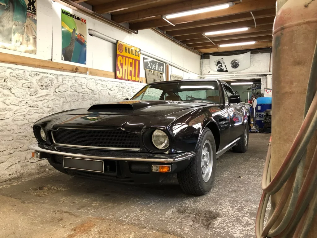 Aston Martin V8 noire à l’atelier Autorosati