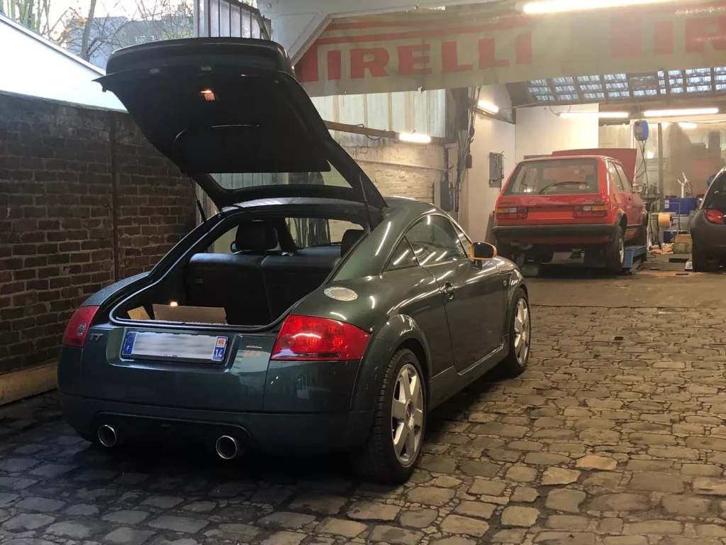 Audi TT coffre à bagages ouvert