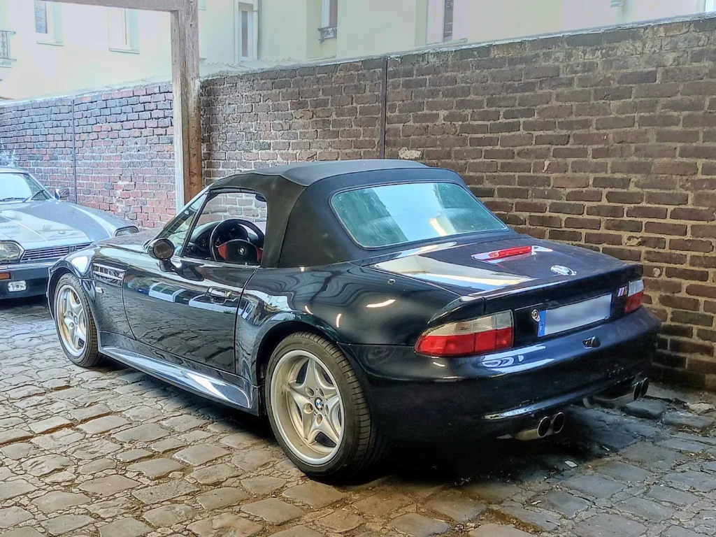 BMW Z3M Roadster 3.2 dans l’allée pavée du garage