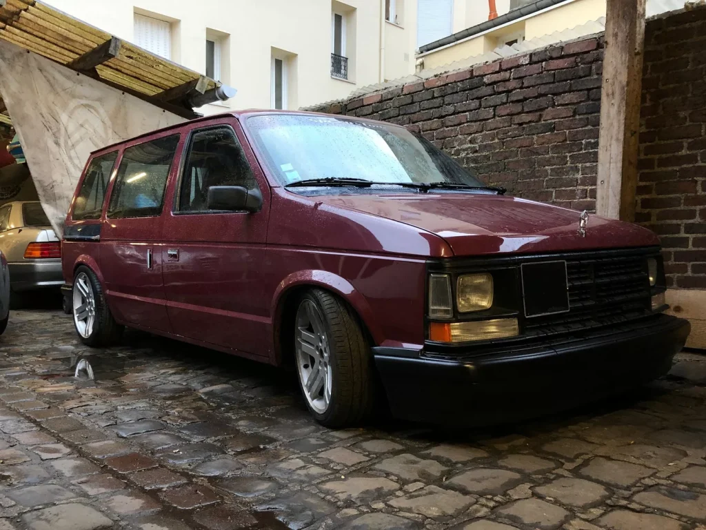 Chrysler Voyager 1990 lowrider en réparation chez AutoRosati