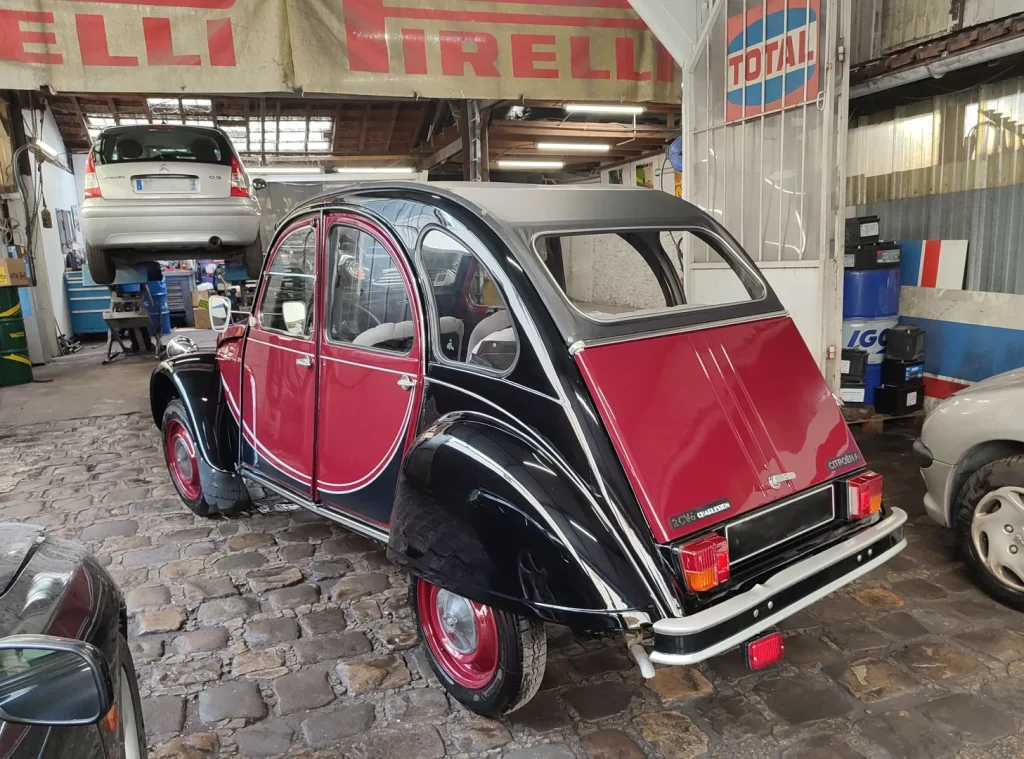 Citroen 2cv Charleston sur les pavés du garage Autorosati