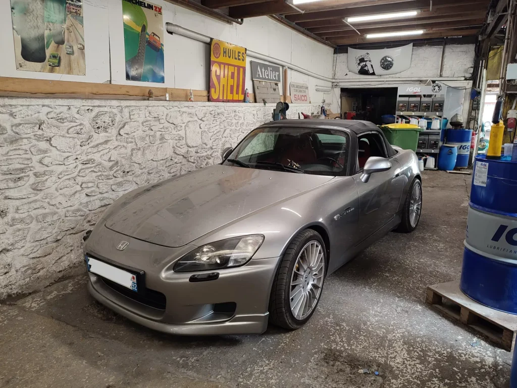 Honda S2000 grise dans l’atelier Autorosati