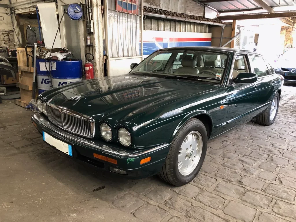 Jaguar XJ6 X300 verte dans l’atelier