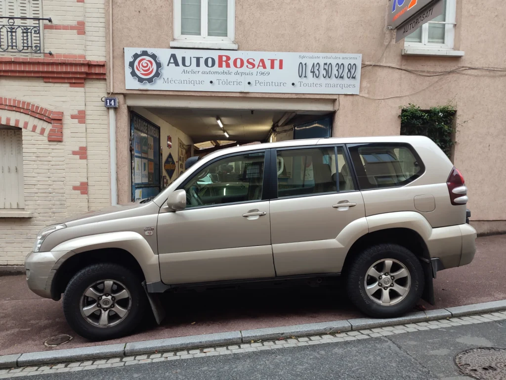 Land Cruiser garé sous l’enseigne du garage Autorosati