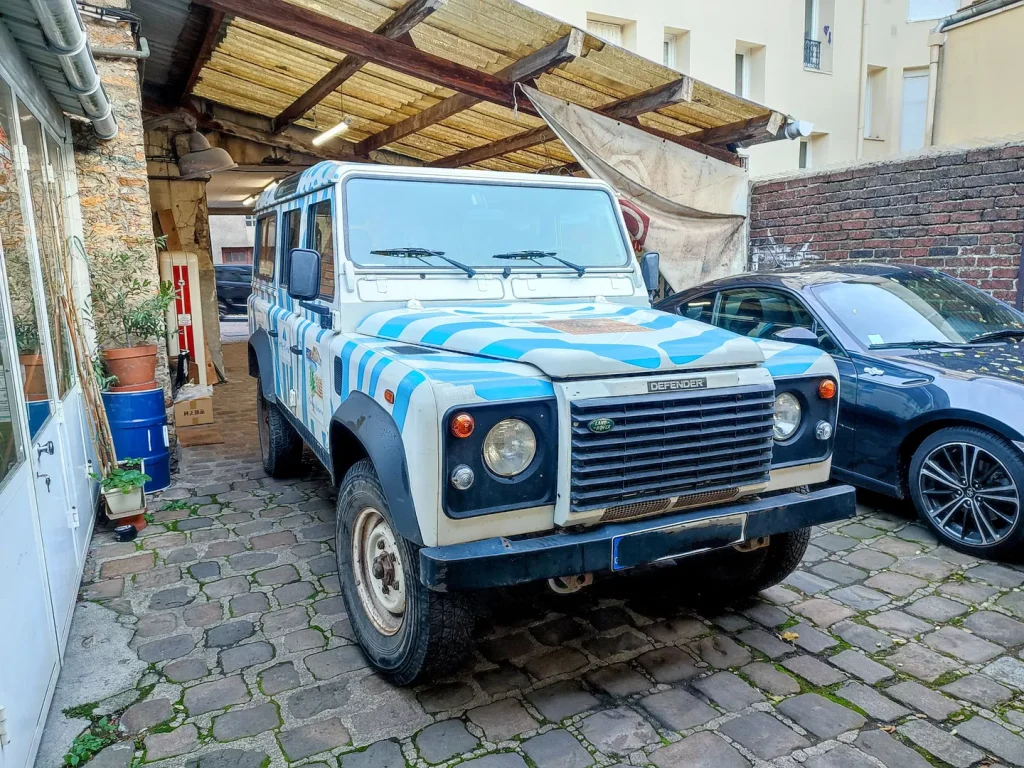Land Rover Defender 110 2 zébré bleu et blanc