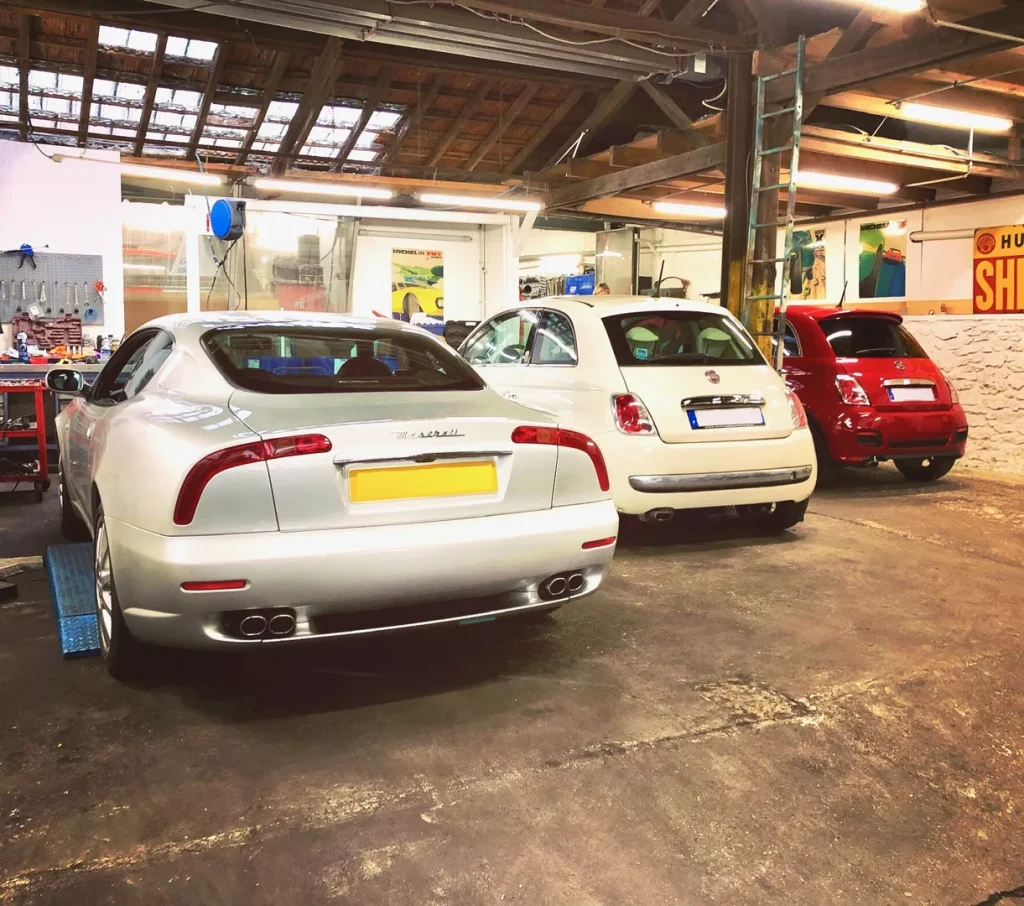 Maserati 3200GT feux boomerang et Fiat 500 dans l’atelier Autorosati