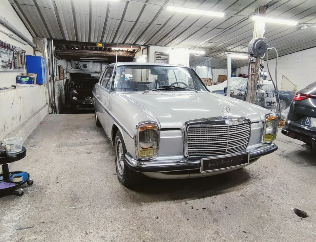Mercedes W114 à l’atelier peinture Autorosati