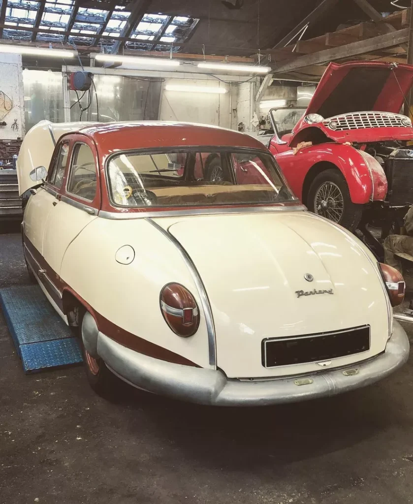 Panhard Dyna Z capot moteur ouvert