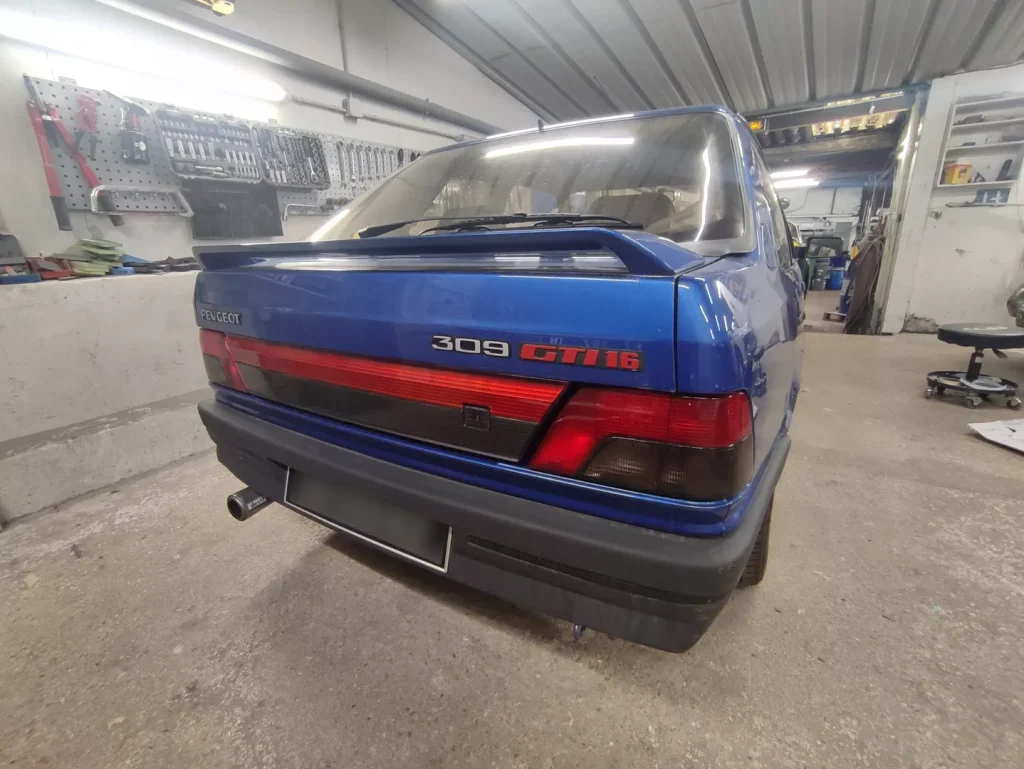 Peugeot 309 GTI 16s bleue dans l’atelier Autorosati
