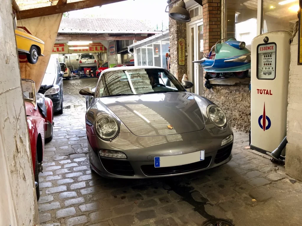 Porsche 911 type 997 quittant le garage Autorosati