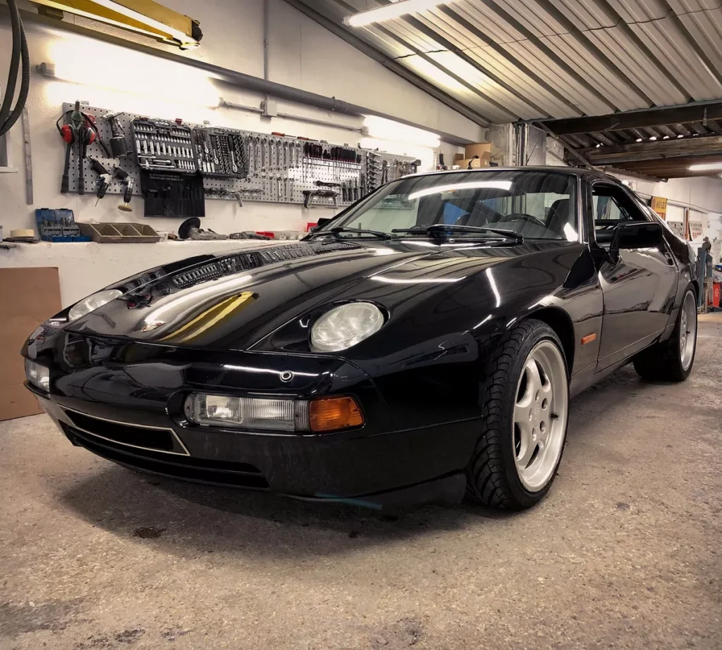 Porsche 928 GT BVM noire dans l’atelier Autorosati