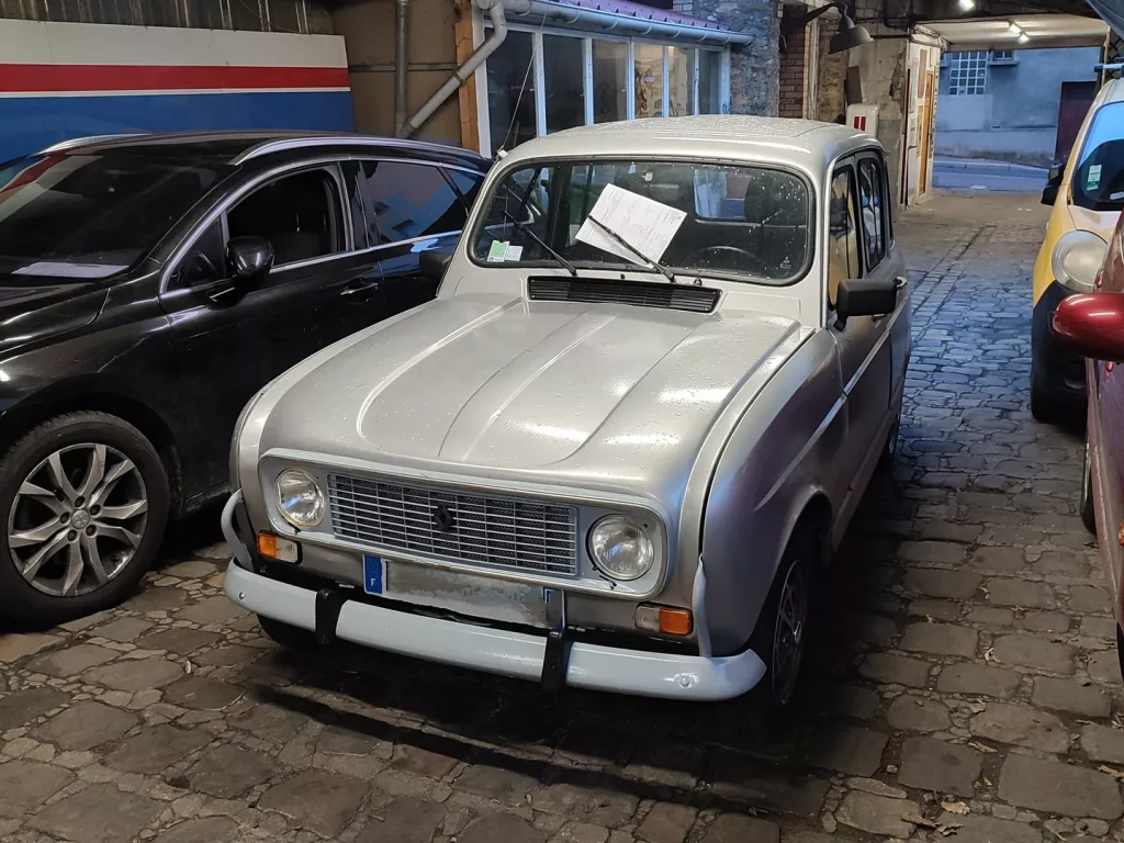 Renault 4l (R4L) grise dans l’allée du garage Autorosati