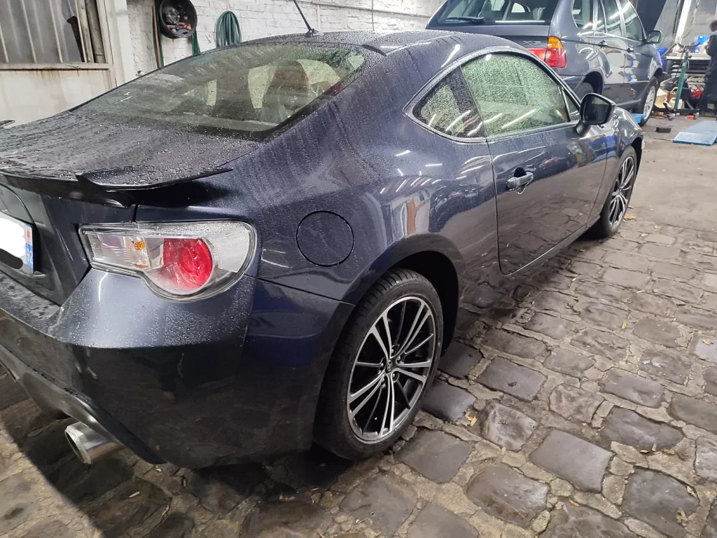 Toyota GT86 bleue couverte de gouttes de pluie