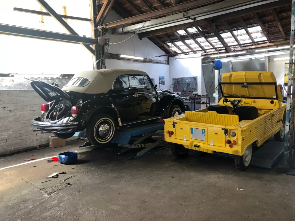 Volkswagen Coccinelle 1303 Cabriolet et Citroen Mehari capots levés