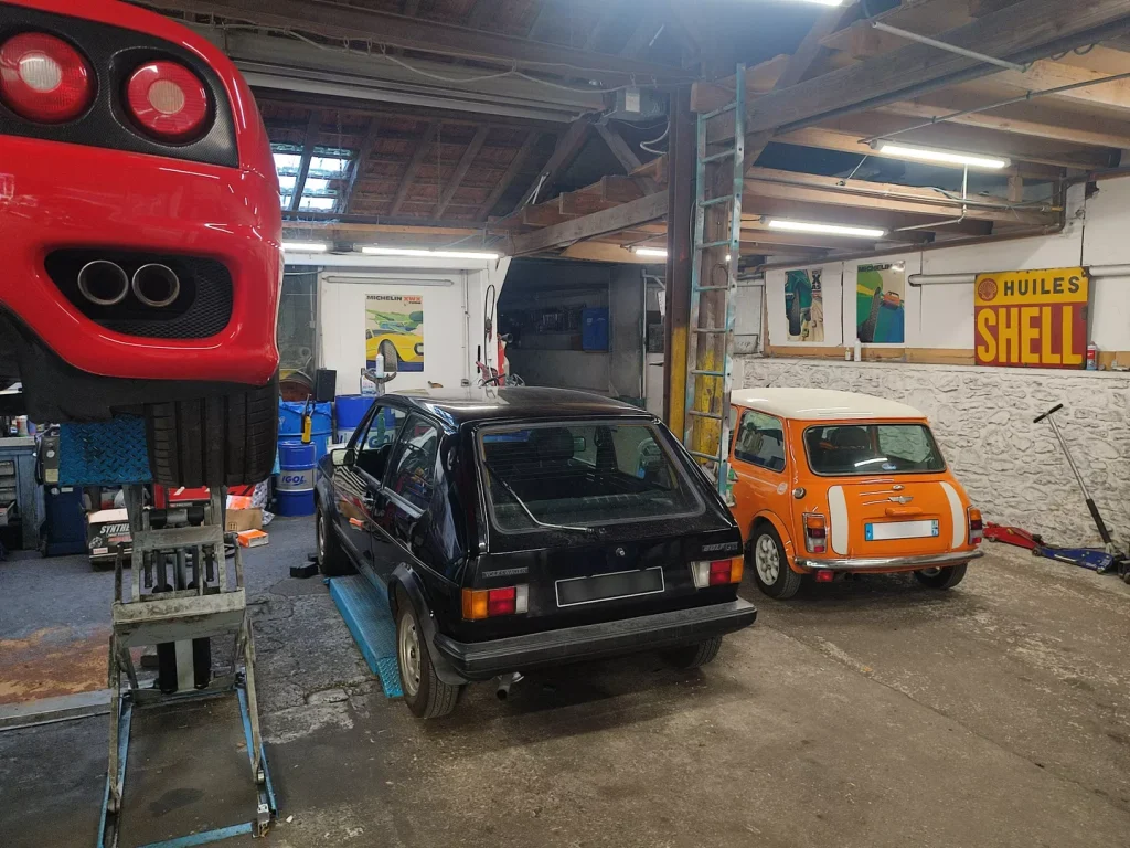 Volkswagen Golf GTI mk1 serie1 petits feux noire dans l’atelier