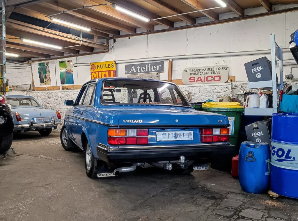 Volvo 240 244 bleue