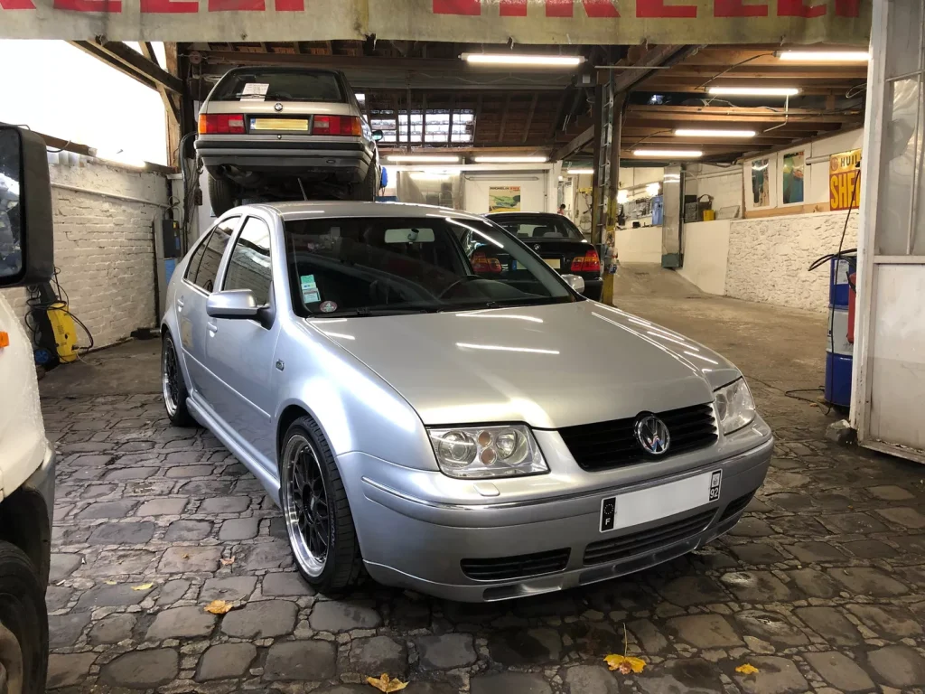 Volkswagen Bora à l’entrée de l’atelier Autorosati